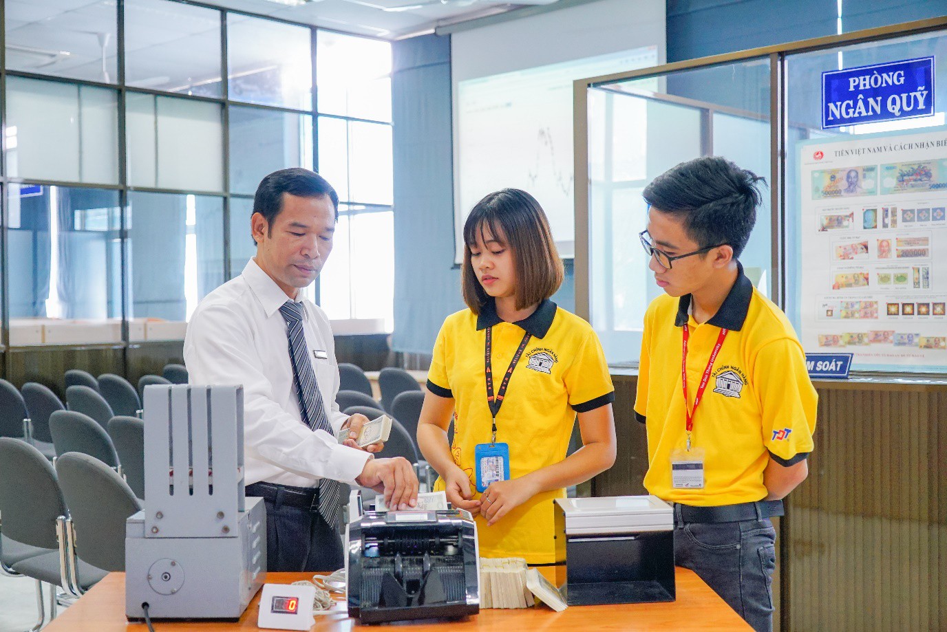 nganh-tai-chinh--ngan-hang-1551688794120749447838