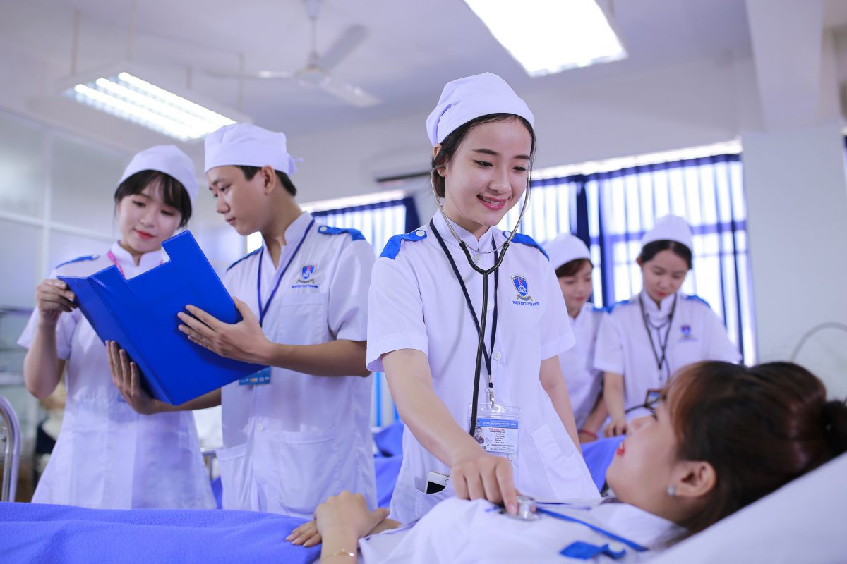 Có nên học trung cấp điều dưỡng không ?