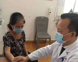 Hình ảnh về Y sĩ Y học cổ truyền đang khám bệnh cho bệnh nhân