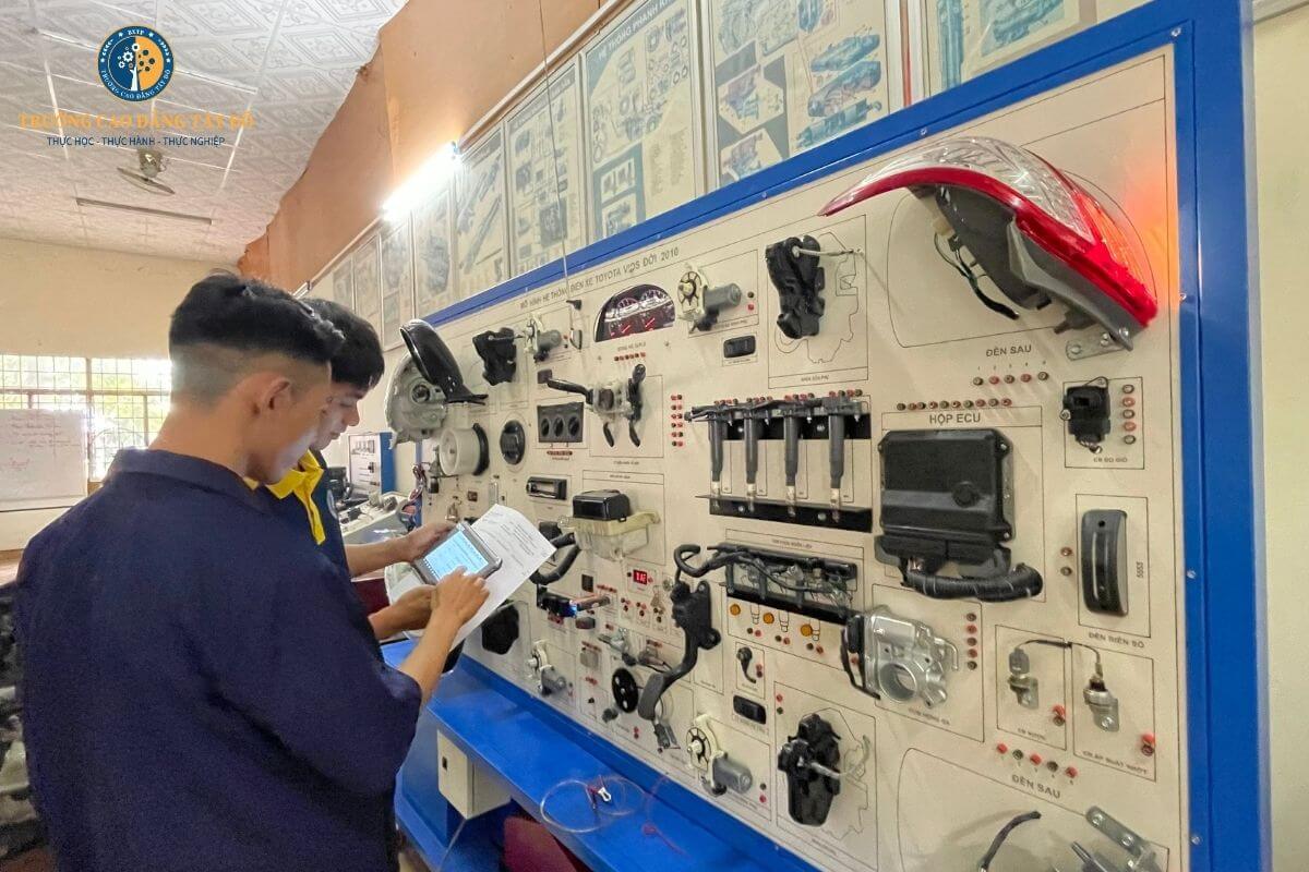Trải Nghiệm Tuyệt Vời Khi Nhận Đăng Ký Học Trung Cấp Ô Tô Kiên Giang - Cánh Cửa Tương Lai Sáng Lạn Trong Ngành Kỹ Thuật