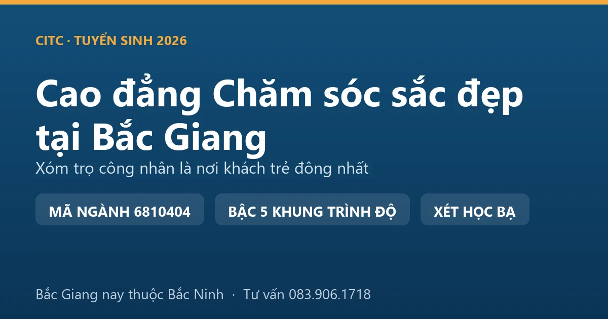 Kỹ thuật viên làm móng cho khách nữ tan ca tại một tiệm trong khu trọ công nhân thuộc địa bàn Bắc Giang