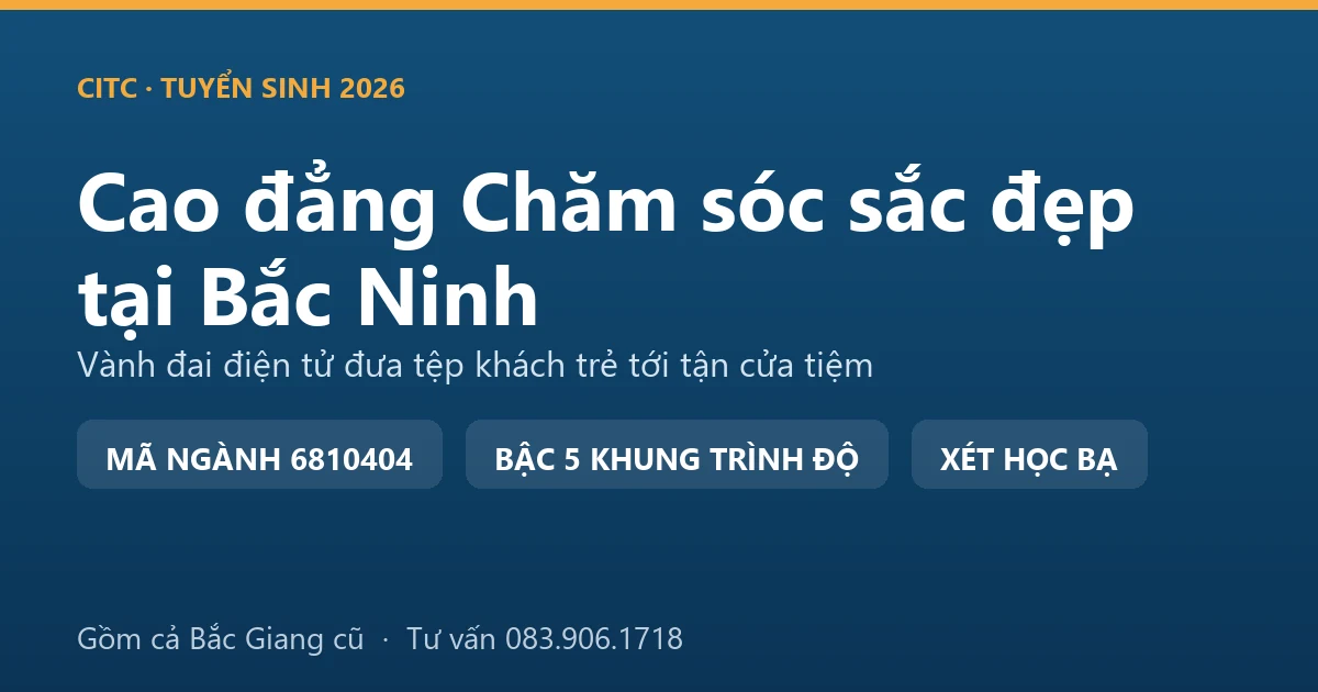 Kỹ thuật viên làm móng cho khách nữ tan ca tại một tiệm gần khu công nghiệp ở Bắc Ninh