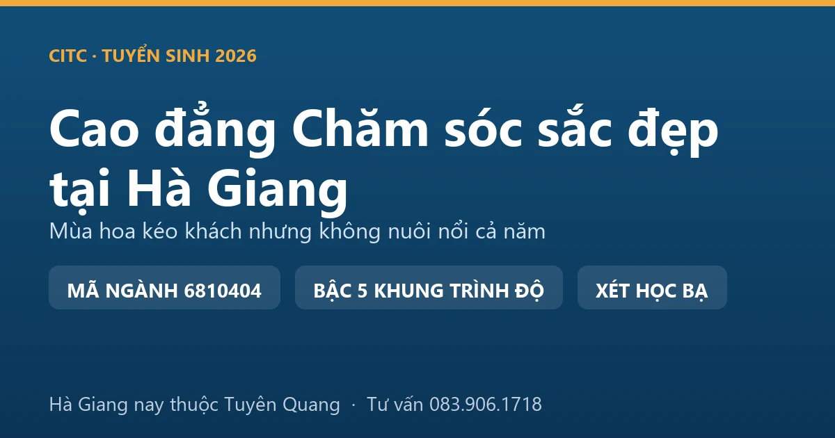 Kỹ thuật viên trang điểm cho khách chuẩn bị dự phiên chợ vùng cao tại địa bàn Hà Giang