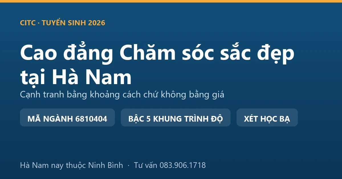 Kỹ thuật viên chăm sóc da tư vấn liệu trình cho khách tại một cơ sở thuộc địa bàn Hà Nam