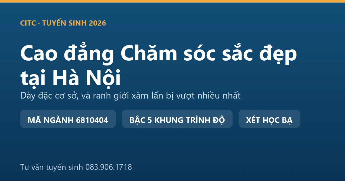 Kỹ thuật viên chăm sóc da soi và phân tích làn da cho khách tại một cơ sở làm đẹp ở Hà Nội