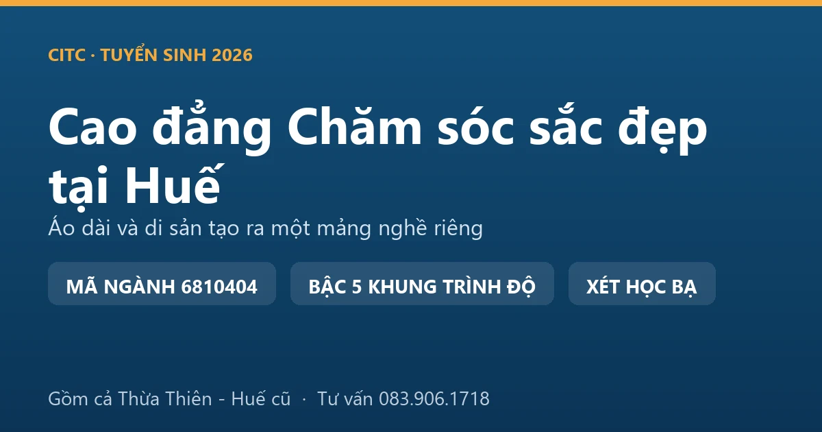 Thợ trang điểm hoàn thiện kiểu tóc búi cho khách mặc áo dài tại một tiệm ở Huế