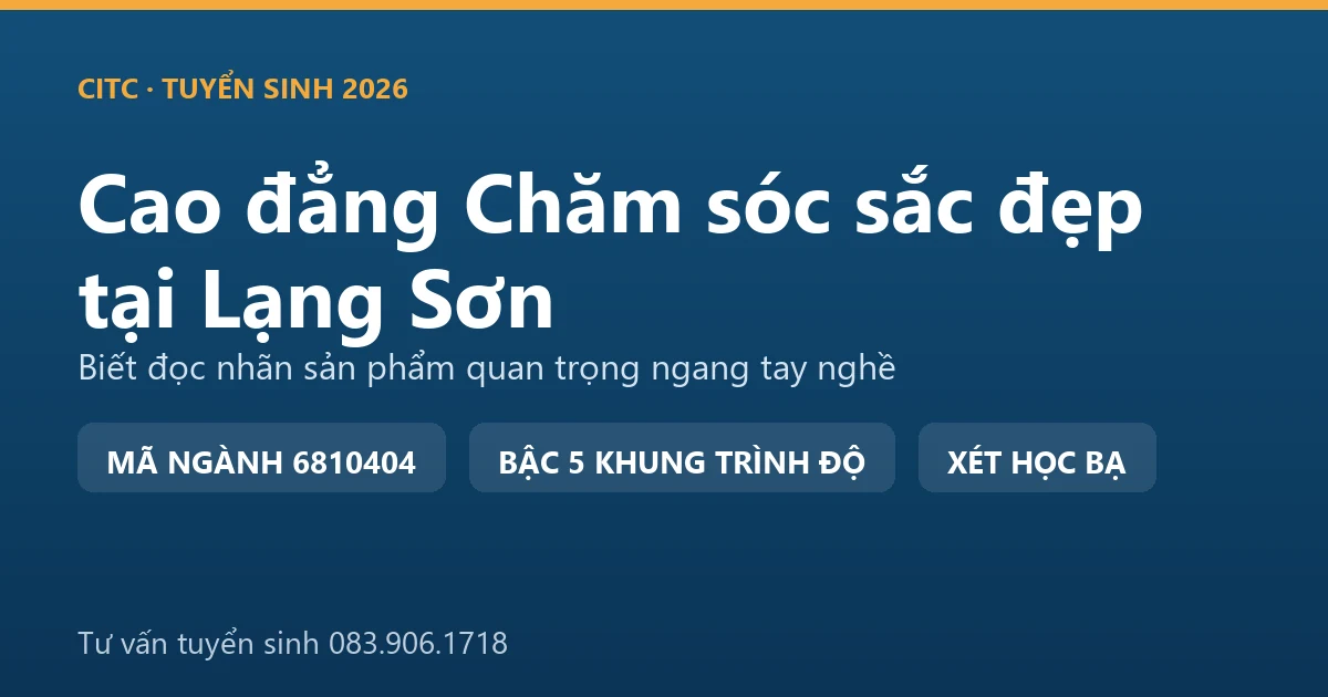 Kỹ thuật viên kiểm tra nhãn sản phẩm chăm sóc da trước khi dùng cho khách tại một cơ sở ở Lạng Sơn