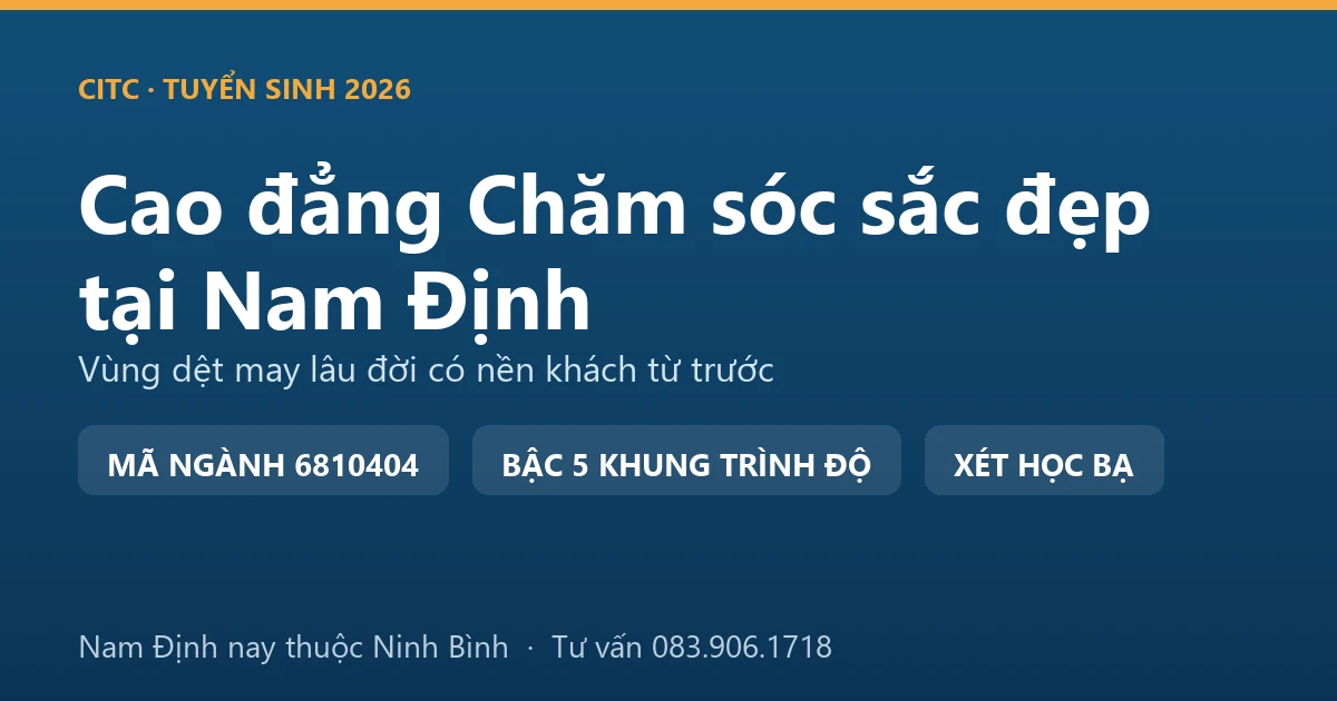 Kỹ thuật viên chăm sóc tóc cho khách tại một tiệm trong khu dân cư thuộc địa bàn Nam Định