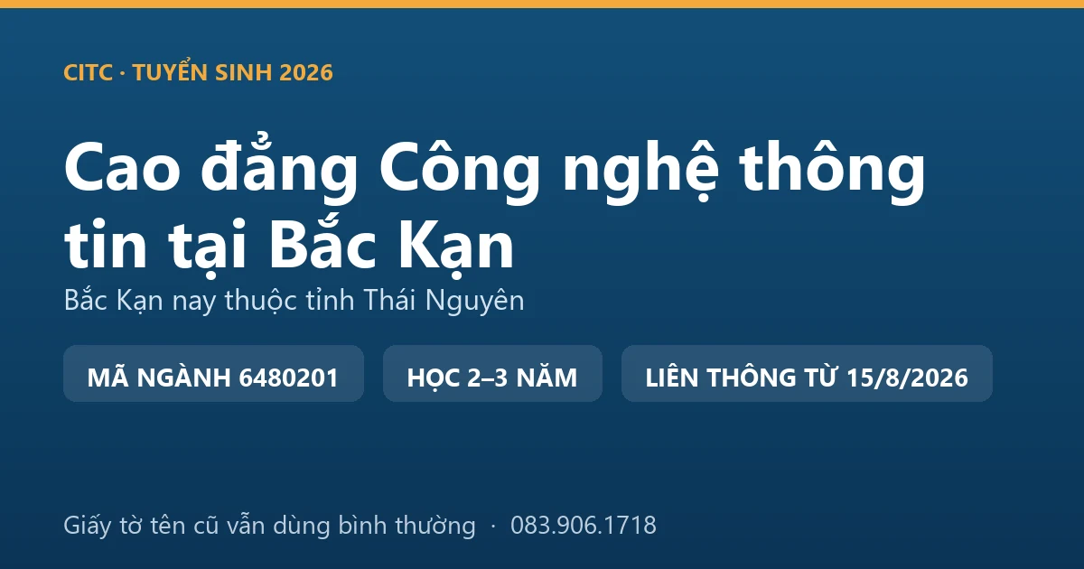 Cán bộ kỹ thuật hỗ trợ người dân dùng dịch vụ công trực tuyến tại một xã thuộc địa bàn Bắc Kạn cũ