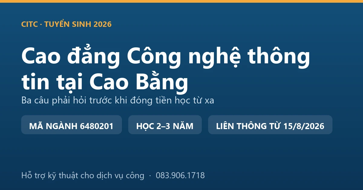 Cán bộ kỹ thuật hướng dẫn người dân nộp hồ sơ trực tuyến tại một điểm phục vụ hành chính ở Cao Bằng