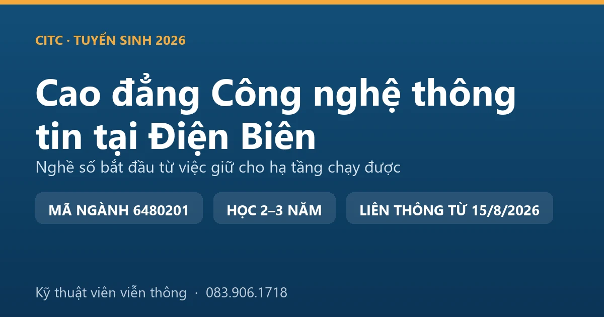 Kỹ thuật viên lắp đặt thiết bị mạng cho một điểm phục vụ hành chính ở Điện Biên