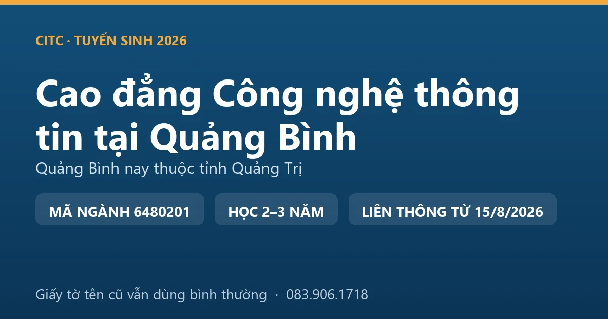 Nhân viên điều hành tour kiểm tra dữ liệu đặt chỗ trên máy tính tại vùng du lịch hang động