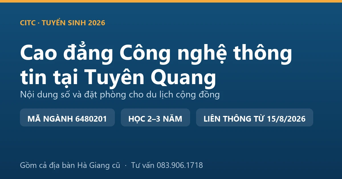 Chủ homestay và nhân viên kỹ thuật kiểm tra lịch đặt phòng trên máy tính tại Tuyên Quang