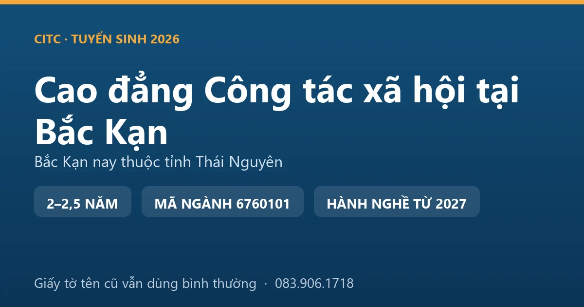 Cán bộ công tác xã hội làm việc với người dân tại một xã vùng cao trên địa bàn Bắc Kạn cũ
