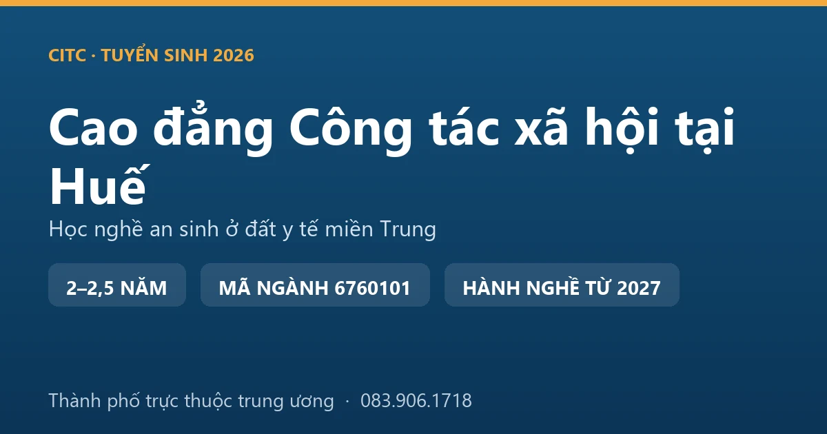 Nhân viên công tác xã hội hướng dẫn thân nhân người bệnh tại một bệnh viện lớn ở Huế