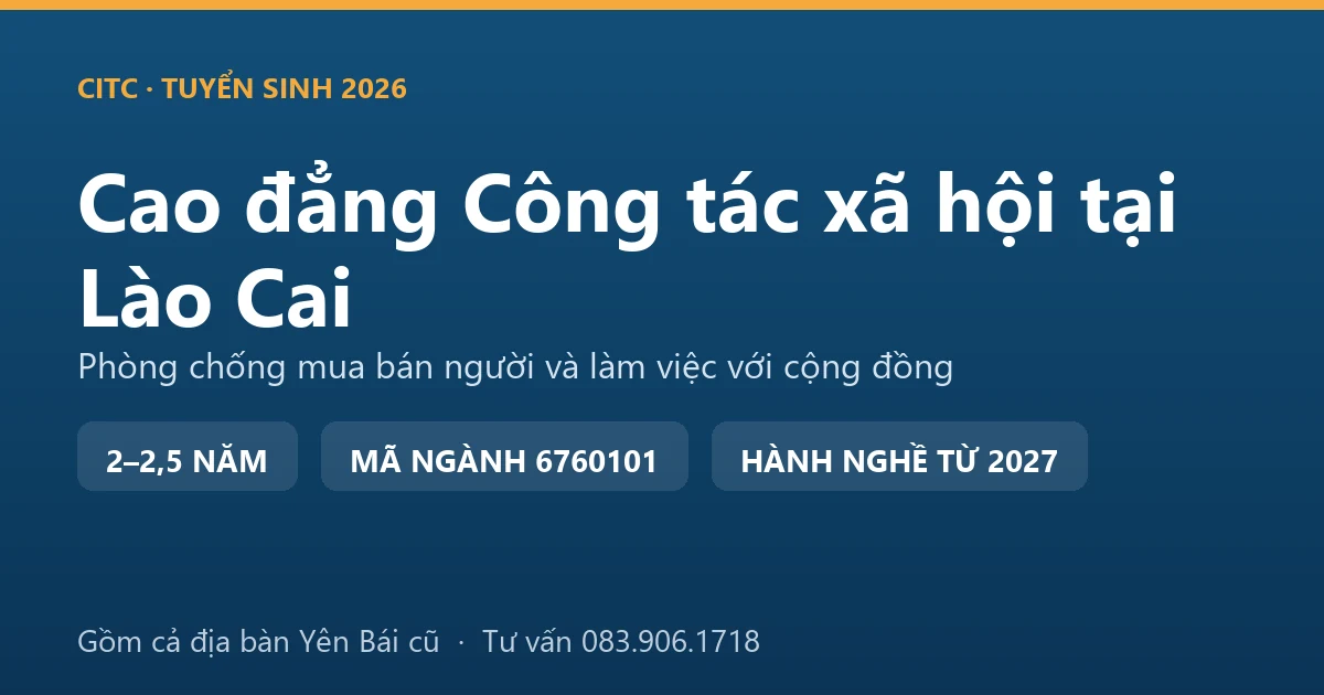 Nhân viên công tác xã hội trò chuyện với phụ nữ dân tộc thiểu số tại một xã vùng cao Lào Cai