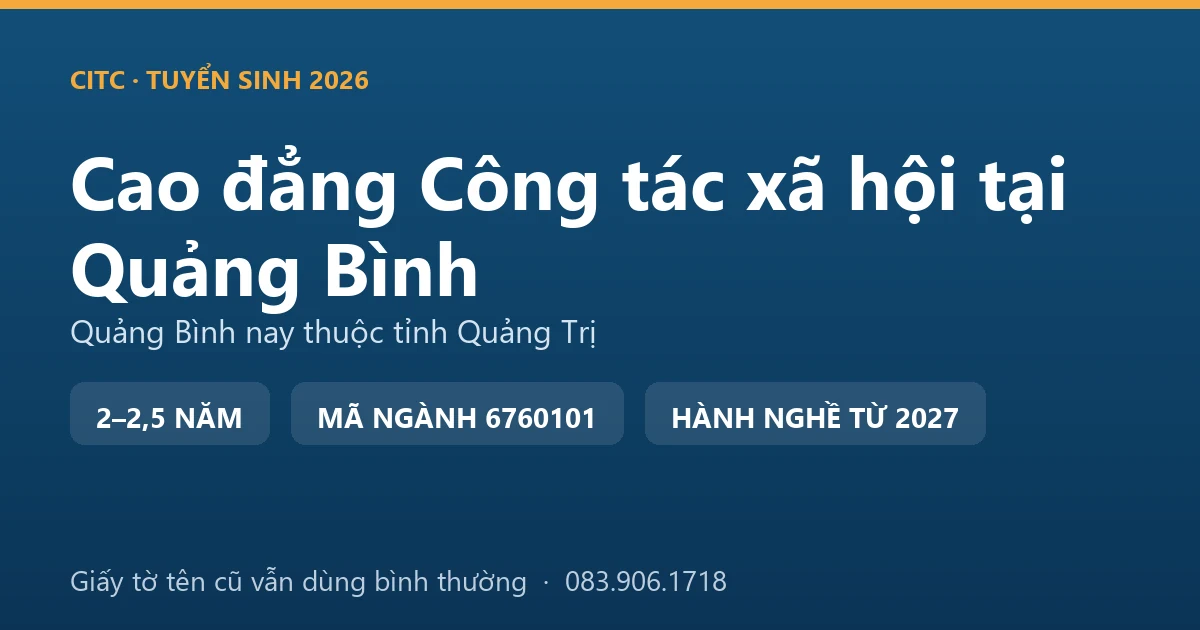 Nhân viên công tác xã hội hỗ trợ người dân sau mưa lũ tại một xã trên địa bàn Quảng Bình cũ