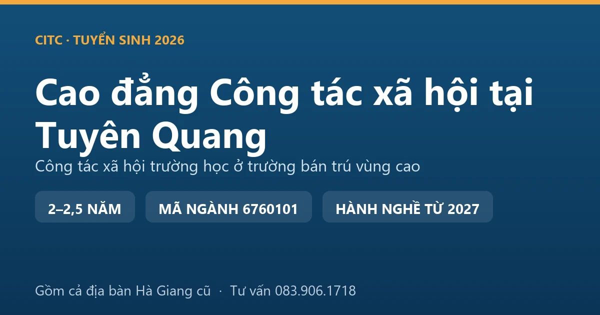 Nhân viên công tác xã hội trò chuyện với học sinh tại một trường bán trú vùng cao Tuyên Quang