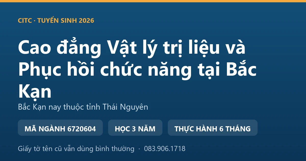 Kỹ thuật viên phục hồi chức năng hướng dẫn người bệnh tập đi bằng khung tại một cơ sở y tế vùng cao Bắc Kạn cũ