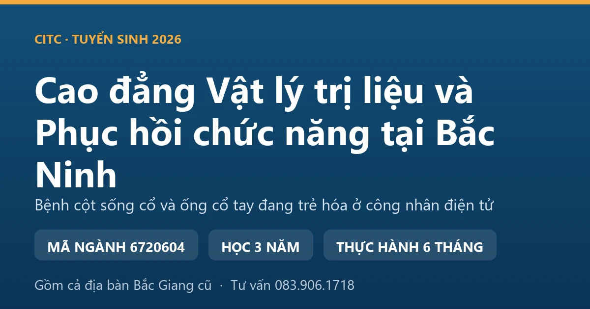 Kỹ thuật viên kiểm tra vùng cổ vai gáy cho một công nhân trẻ tại phòng tập trị liệu gần khu công nghiệp Bắc Ninh