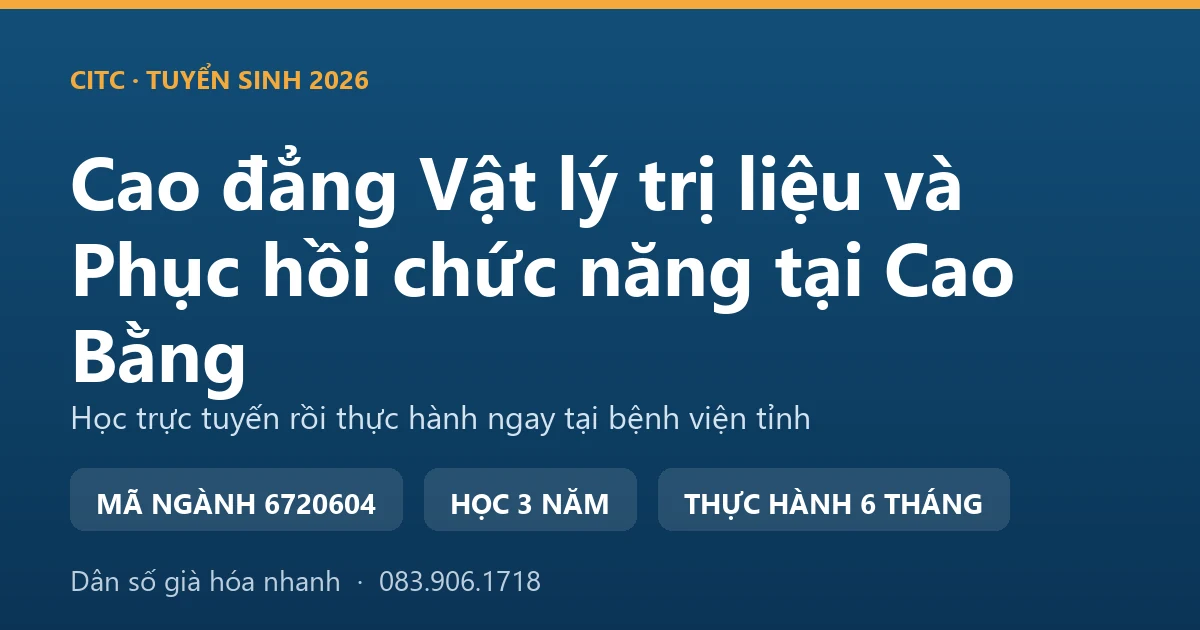 Kỹ thuật viên phục hồi chức năng hỗ trợ người cao tuổi tập đi trong một bệnh viện tại Cao Bằng