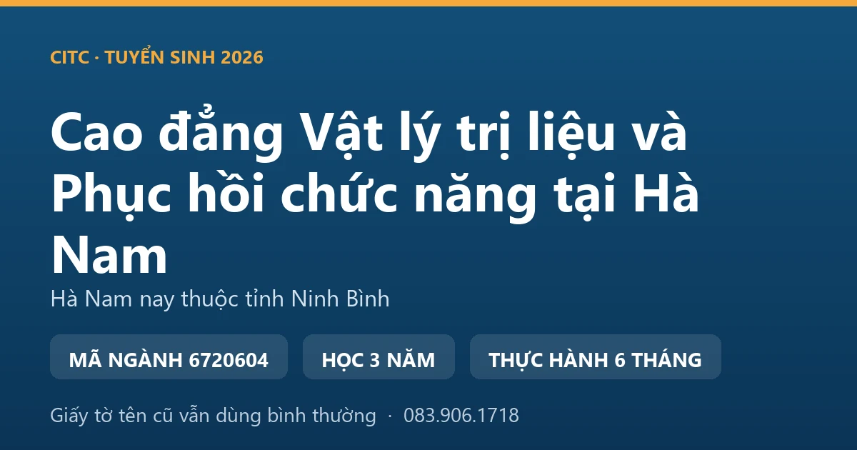 Kỹ thuật viên vật lý trị liệu làm việc với người bệnh trong phòng tập của một bệnh viện tại Phủ Lý, địa bàn Hà Nam cũ