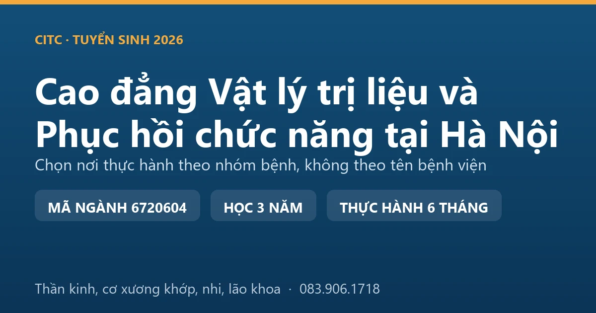 Kỹ thuật viên hướng dẫn người bệnh tập phục hồi vận động tại một cơ sở y tế ở Hà Nội