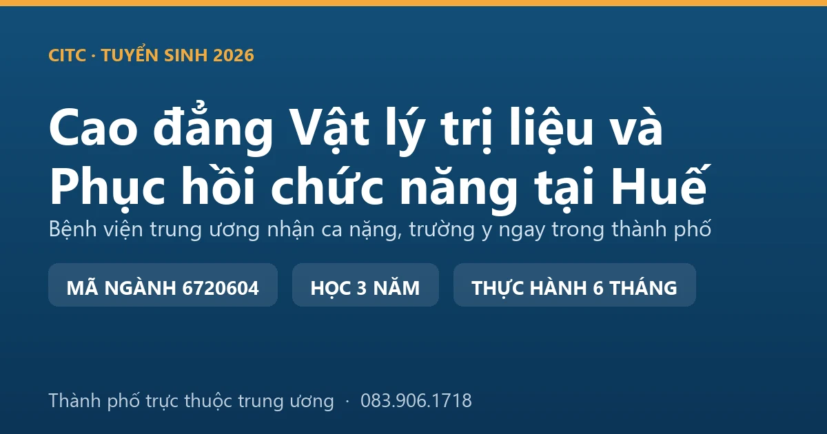 Kỹ thuật viên tập vận động cho người bệnh sau tai biến trong đơn vị phục hồi chức năng của một bệnh viện lớn tại Huế