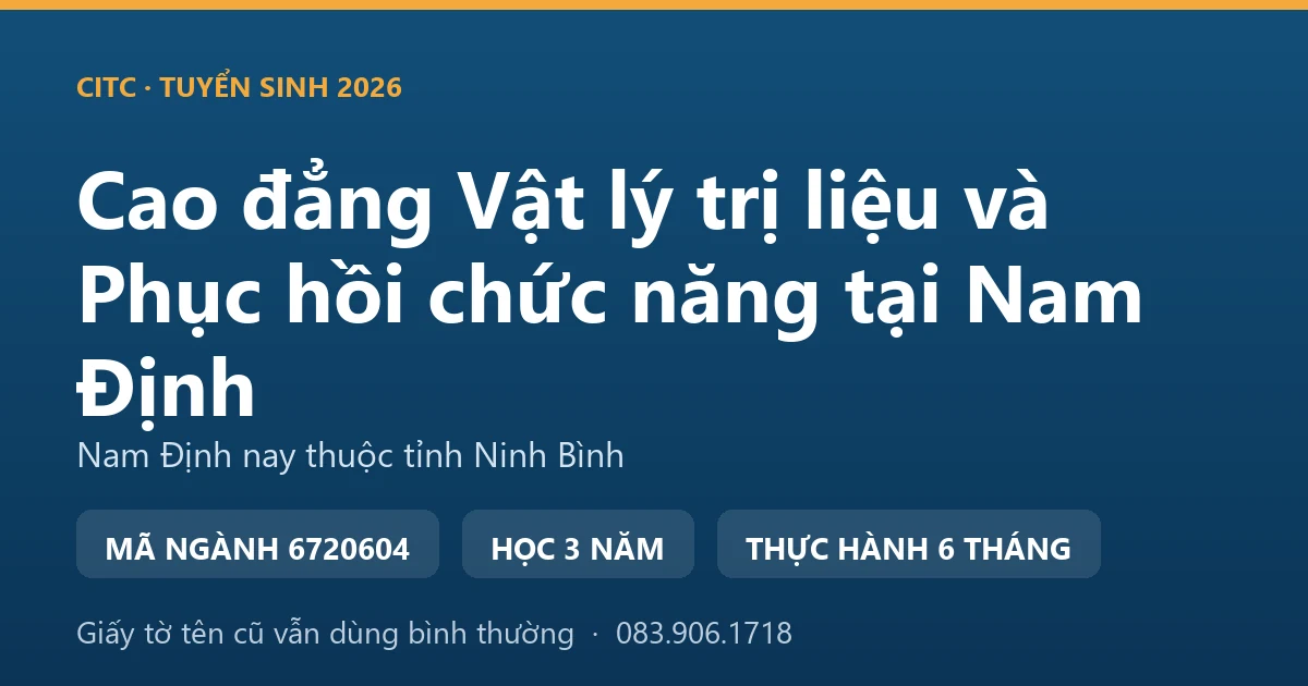 Kỹ thuật viên phục hồi chức năng tập vận động tay cho người cao tuổi sau tai biến tại nhà ở vùng đồng bằng Nam Định cũ