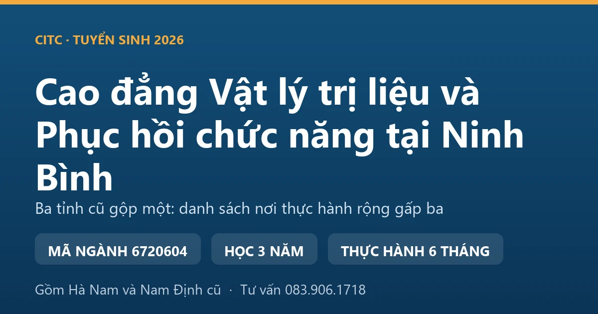 Kỹ thuật viên đỡ người bệnh cao tuổi tập đi giữa hai thanh song song tại khoa phục hồi chức năng ở Ninh Bình