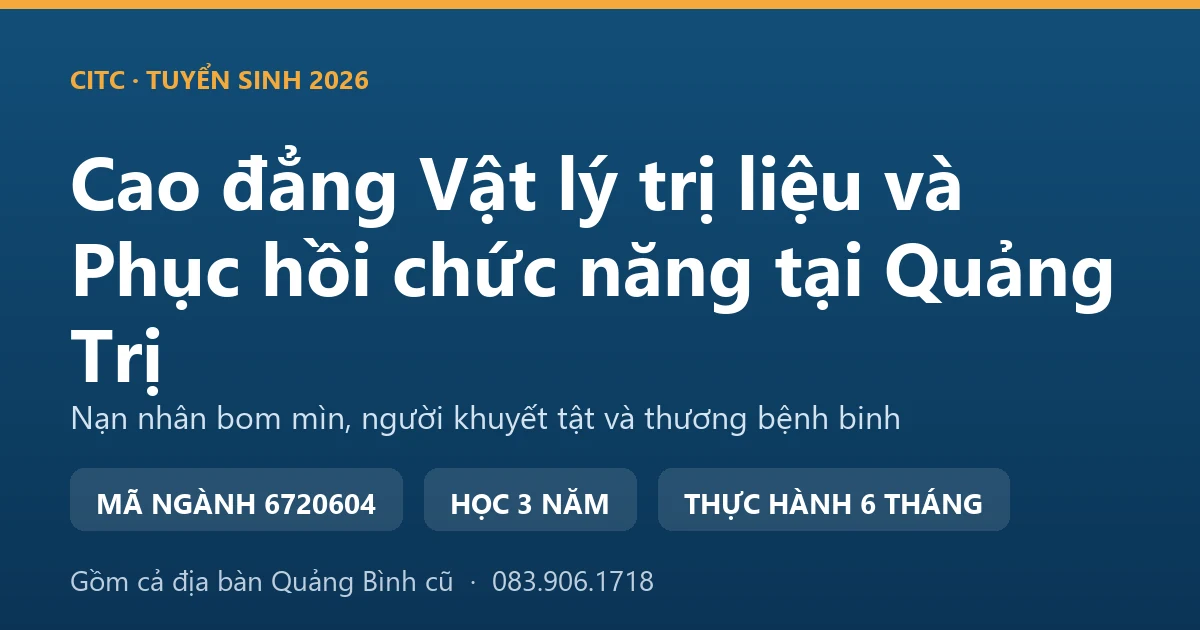 Kỹ thuật viên hỗ trợ người khuyết tật tập đi với dụng cụ chỉnh hình tại một cơ sở y tế ở Quảng Trị