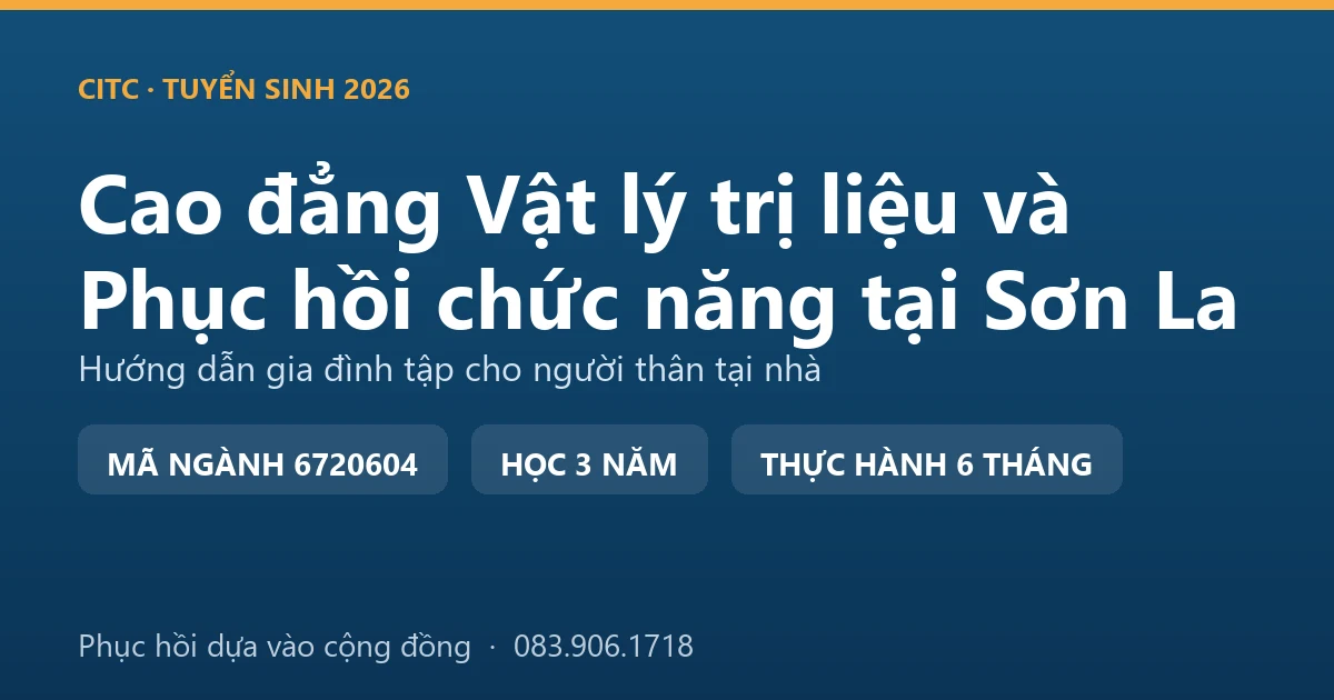 Kỹ thuật viên hướng dẫn người nhà tập vận động cho người khuyết tật tại một bản vùng cao Sơn La