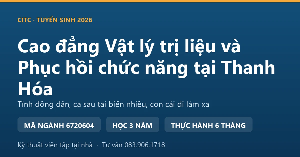 Kỹ thuật viên hướng dẫn người cao tuổi sau tai biến tập đi trong nhà tại một gia đình ở Thanh Hóa