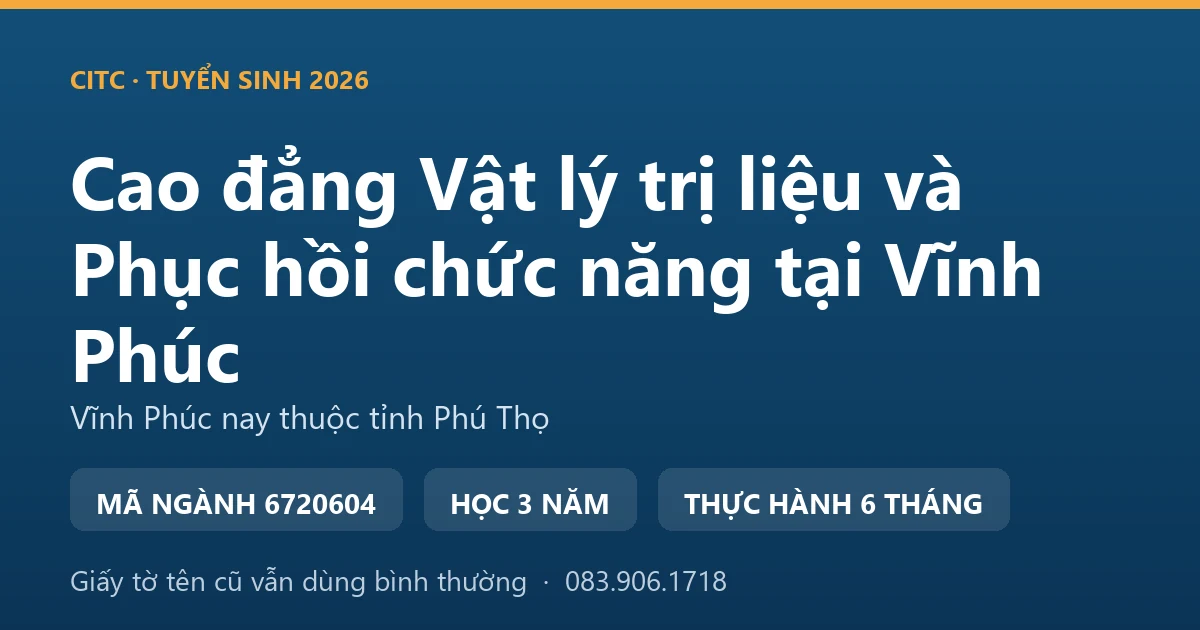 Kỹ thuật viên trị liệu hướng dẫn khách nghỉ dưỡng tập giãn cơ trong phòng chăm sóc sức khỏe tại vùng Tam Đảo