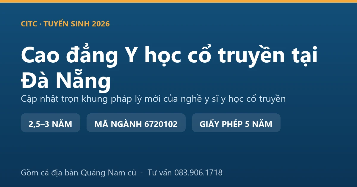 Kỹ thuật viên trị liệu bấm huyệt cho khách trong khu nghỉ dưỡng ven biển Đà Nẵng, phía xa là dãy núi vùng sâm Ngọc Linh