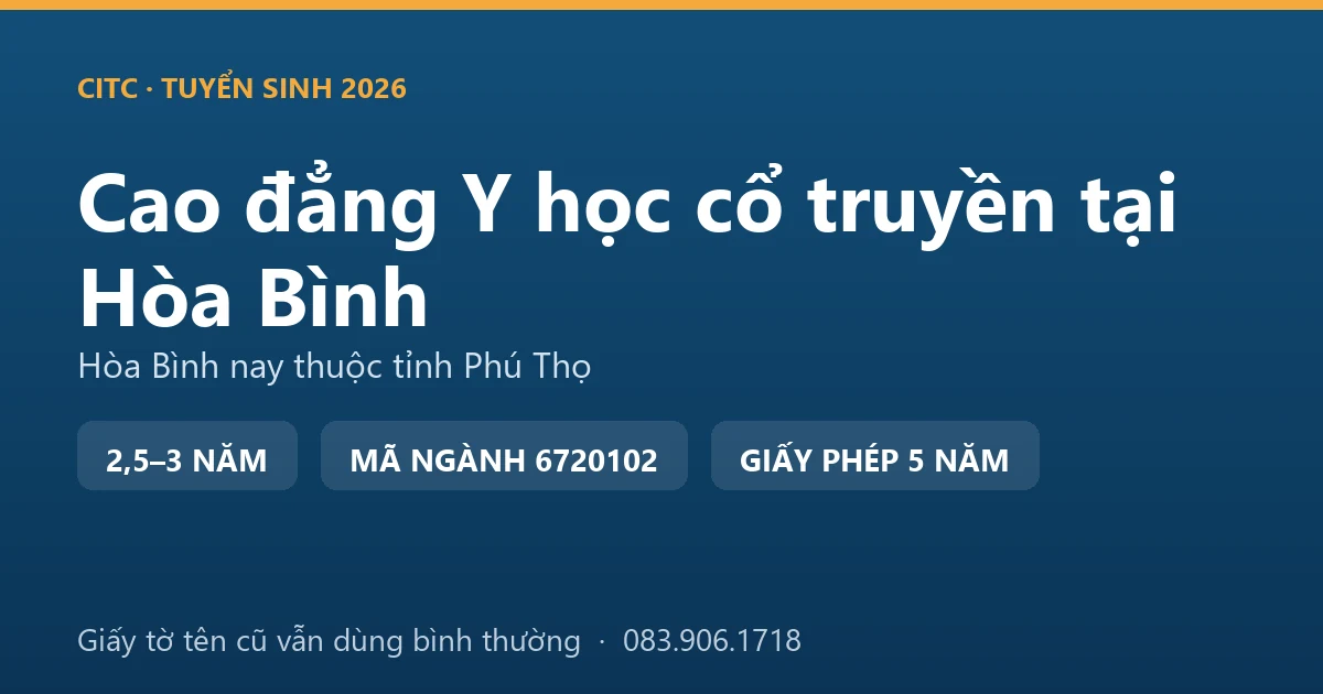 Bà lang người Mường phơi cây xạ đen trước hiên nhà sàn tại một xã thuộc địa bàn Hòa Bình cũ