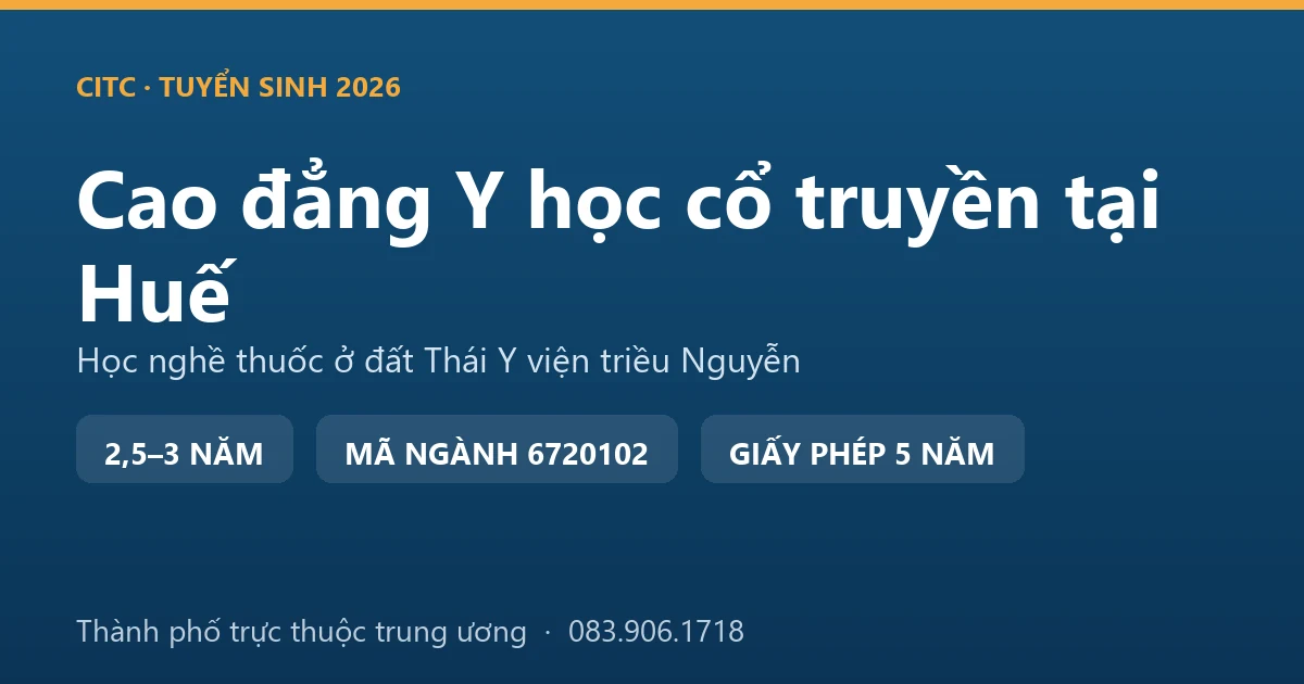 Kỹ thuật viên y học cổ truyền thực hiện xoa bóp bấm huyệt cho du khách tại một cơ sở trị liệu kiểu cung đình ở Huế