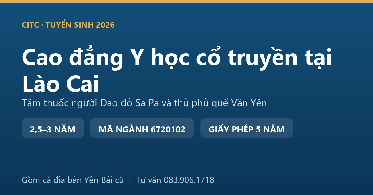 Phụ nữ Dao đỏ chuẩn bị nồi lá thuốc tắm truyền thống phục vụ khách du lịch tại một bản gần Sa Pa, Lào Cai