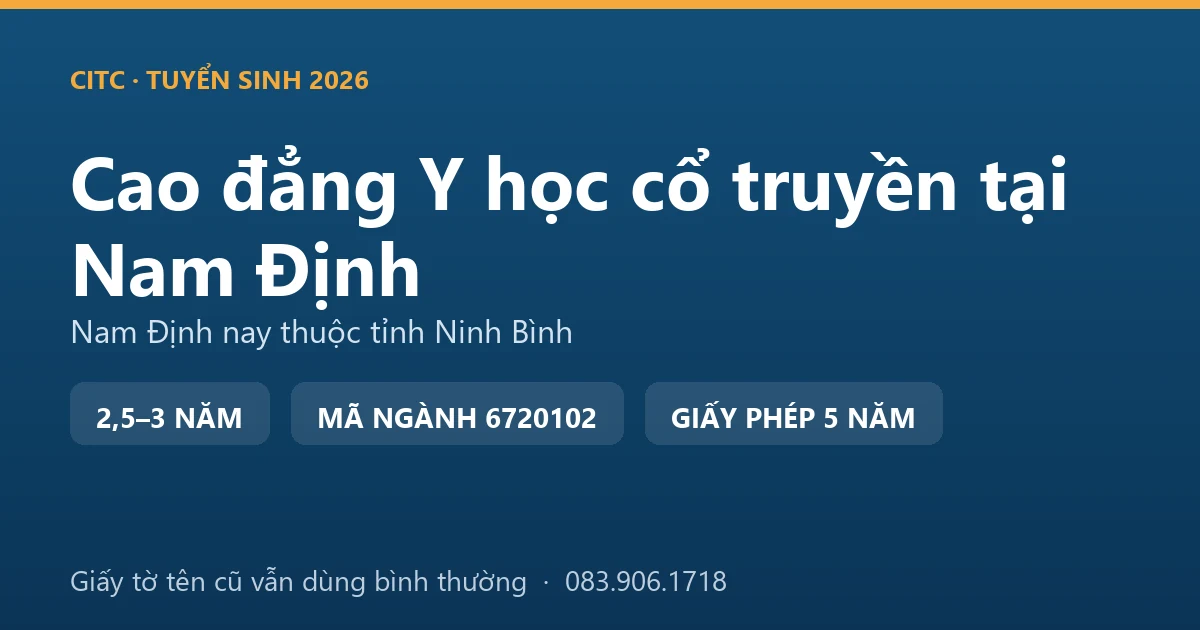 Y sĩ y học cổ truyền châm cứu cho người cao tuổi tại một xã đồng bằng ven biển thuộc địa bàn Nam Định cũ