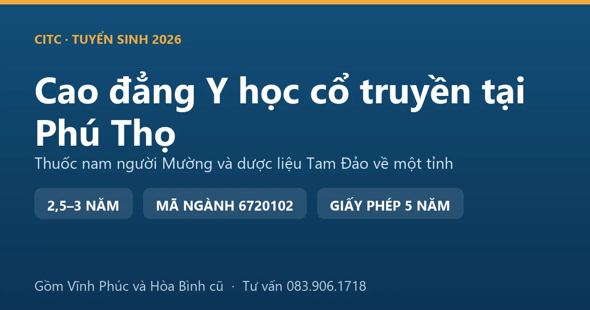 Người phụ nữ Mường phơi cây xạ đen trước hiên nhà sàn ở vùng Hòa Bình cũ thuộc tỉnh Phú Thọ