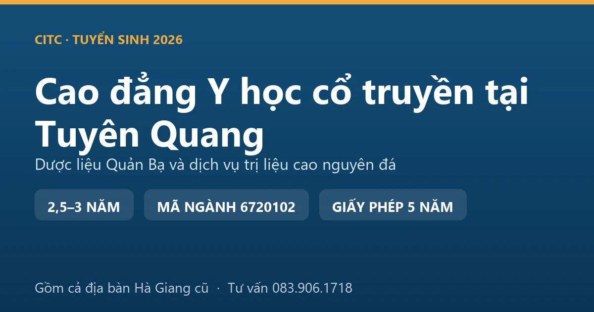 Kỹ thuật viên chuẩn bị thùng tắm lá thuốc của người Dao phục vụ khách du lịch trên cao nguyên đá Đồng Văn