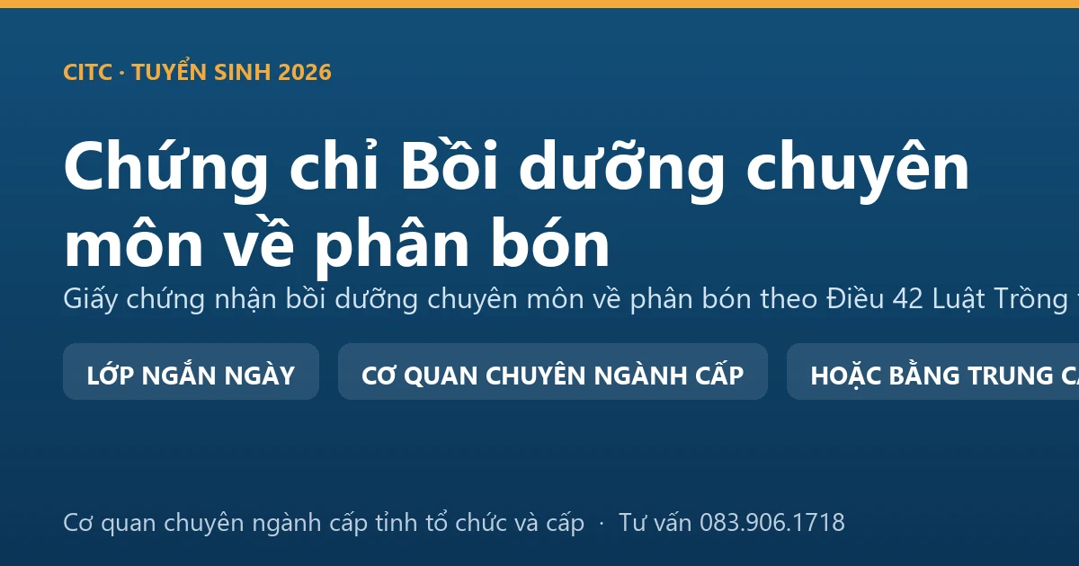 Người bán vật tư nông nghiệp đối chiếu nhãn bao phân bón với danh mục sản phẩm được công nhận lưu hành