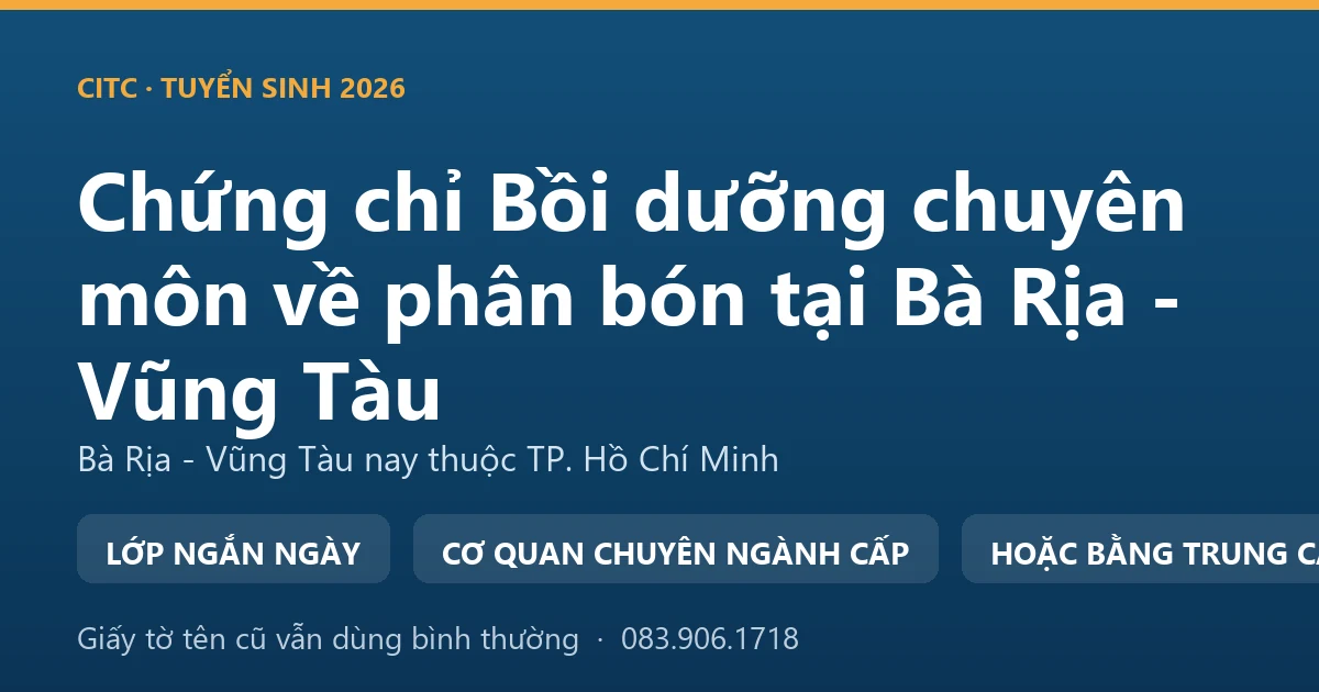 Người bán vật tư nông nghiệp tại Bà Rịa - Vũng Tàu kiểm tra nhãn bao phân bón trước khi giao cho khách