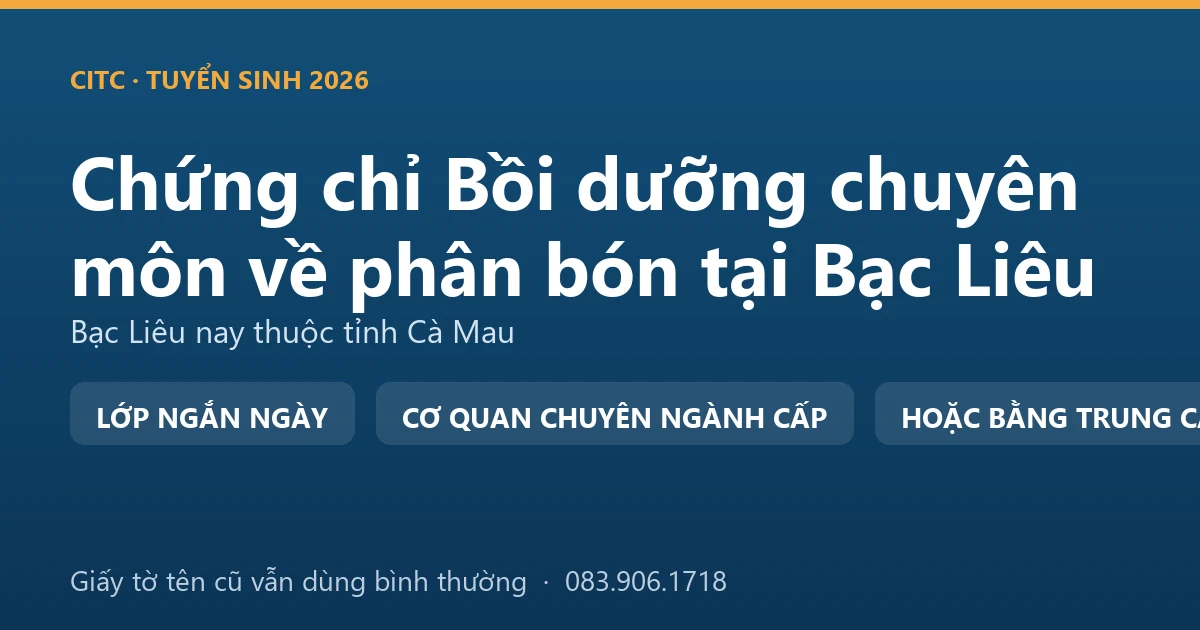 Người bán vật tư nông nghiệp tại Bạc Liêu kiểm tra nhãn bao phân bón trước khi giao cho khách