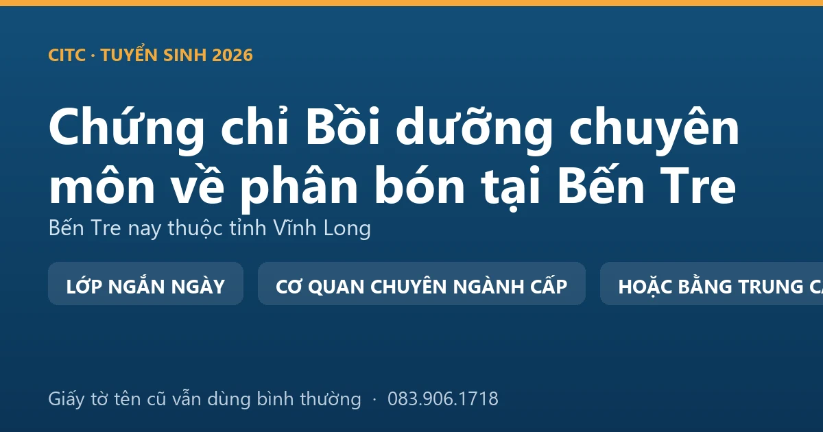 Người bán vật tư nông nghiệp tại Bến Tre kiểm tra nhãn bao phân bón trước khi giao cho khách
