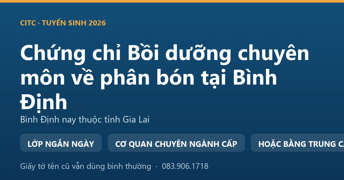 Người bán vật tư nông nghiệp tại Bình Định kiểm tra nhãn bao phân bón trước khi giao cho khách