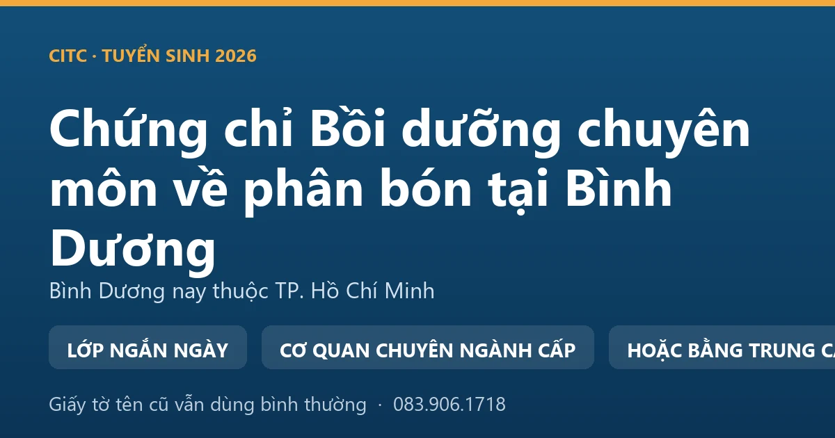Người bán vật tư nông nghiệp tại Bình Dương kiểm tra nhãn bao phân bón trước khi giao cho khách