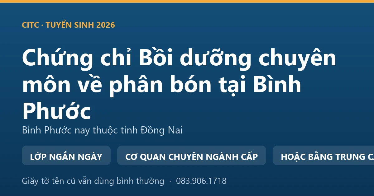 Người bán vật tư nông nghiệp tại Bình Phước kiểm tra nhãn bao phân bón trước khi giao cho khách
