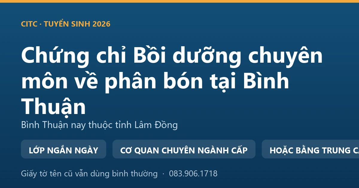 Người bán vật tư nông nghiệp tại Bình Thuận kiểm tra nhãn bao phân bón trước khi giao cho khách