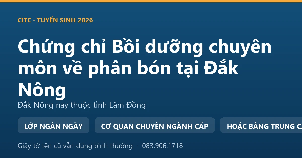 Người bán vật tư nông nghiệp tại Đắk Nông kiểm tra nhãn bao phân bón trước khi giao cho khách